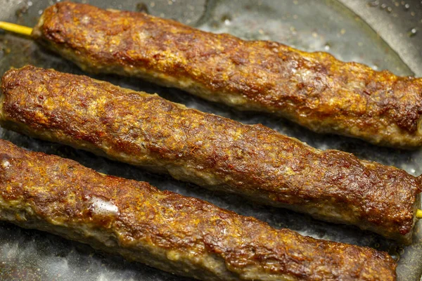 Pişirme tavasında et, Lyulya kebabı.