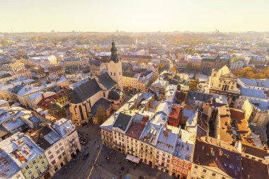 Lviv şehrinin çok güzel bir manzarası var.
