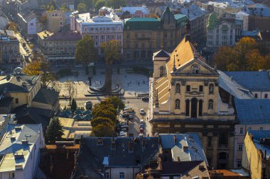 Lviv şehrinin çok güzel bir manzarası var.