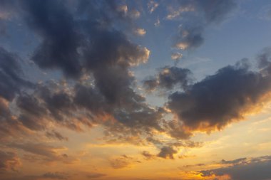 Gün batımında güzel gökyüzü ve bulutlar