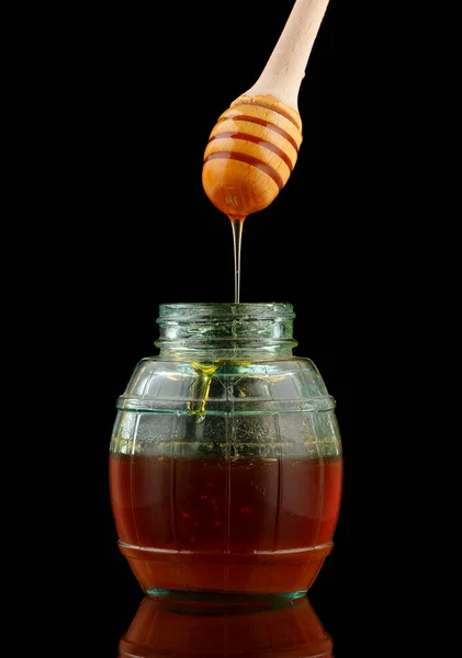 Miel Tarro Con Una Cuchara Madera Sobre Fondo Negro — Foto de Stock