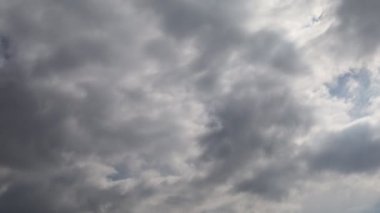 Gri ve dramatik kasvetli bulutlar gökyüzünde 