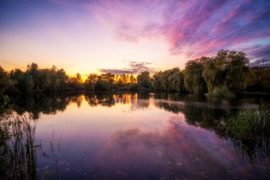 Güzel göl ve mor gökyüzü gün batımında
