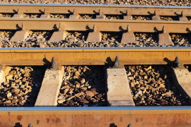 Demiryolları paralel olarak kapanır