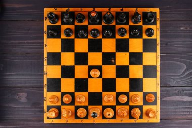Satranç tahtası üst görünümü ve ilk dönüş