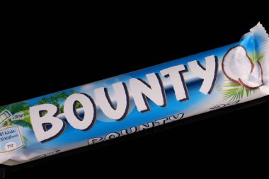 LVIV, UKRAINE - 21 Nisan 2021: Siyah arkaplanda Ödül çikolatası