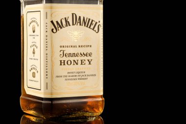 LVIV, UKRAINE - 21 Nisan 2021: Jack Daniels bal alkollü içecek ve likör