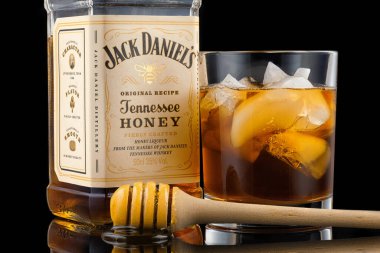 LVIV, UKRAINE - 21 Nisan 2021: Jack Daniels bal alkollü içecek ve likör
