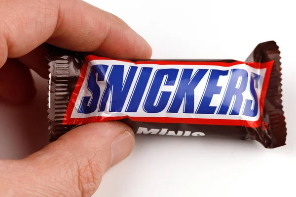 Lviv Ucrânia Abril 2021 Snickers Minis Chocolate Bar Mão — Fotografia de Stock