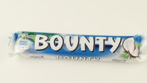 Львов Украина Апреля 2021 Года Шоколадная Плитка Bounty Белом Фоне — стоковое видео