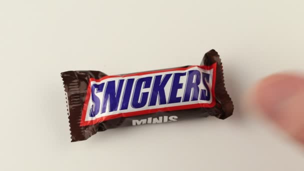 Lviv Ucrânia Abril 2021 Snickers Minis Chocolate Bar Mão — Vídeo de Stock