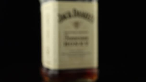 Lviv Ucrânia Abril 2021 Jack Daniels Mel Bebida Alcoólica Licor — Vídeo de Stock