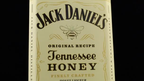Lviv Ucrania Abril 2021 Jack Daniels Honey Alcoholbeverage Liqueur — Vídeo de stock