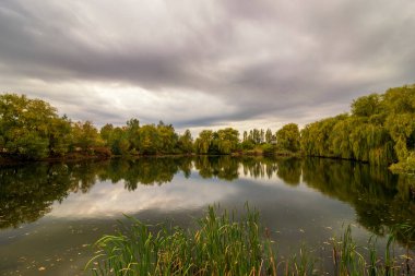 Göllü ve yansımalı güzel bir manzara.