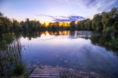 Gün batımından sonra güzel mavi göl akşam manzarası