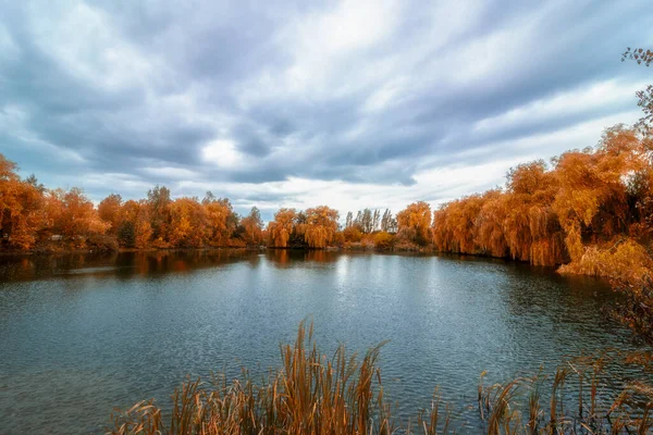 Sonbaharda ve bulutlarda güzel bir göl