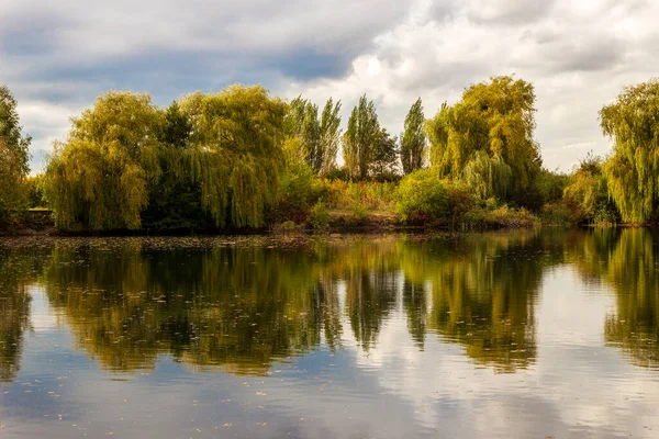 Güzel sonbahar gölü ve bulutları