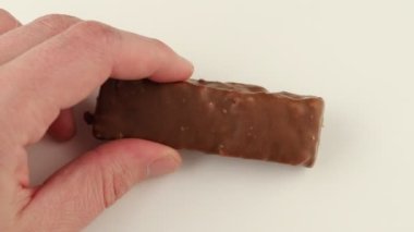 Eldeki çikolata izole et.