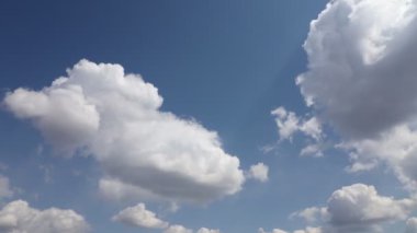 Mavi gökyüzü ve beyaz bulutlar. Güzel manzara. Zaman Uygulaması. 