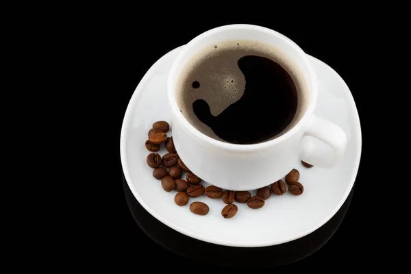 黒を基調とした白いカップと穀物でコーヒーを飲む — ストック写真