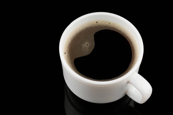 Kahvijuoma Valkoisessa Kupissa Mustalla Taustalla — kuvapankkivalokuva