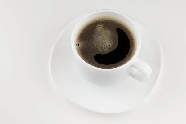 Кофейный Напиток Белой Чашке Белом Фоне — стоковое фото