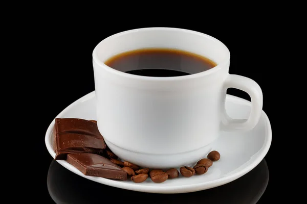 Caffè Una Tazza Pezzi Cioccolato Sfondo Nero — Foto Stock