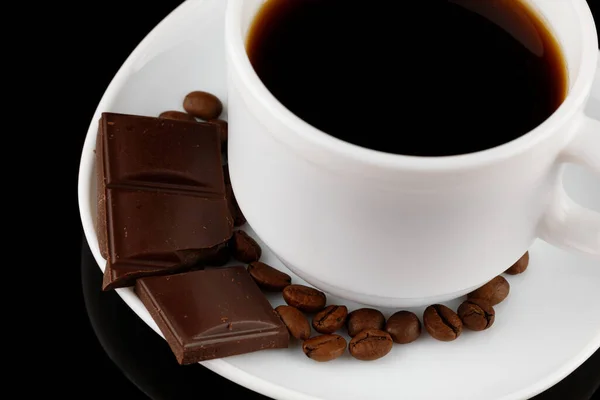 Caffè Una Tazza Pezzi Cioccolato Sfondo Nero — Foto Stock