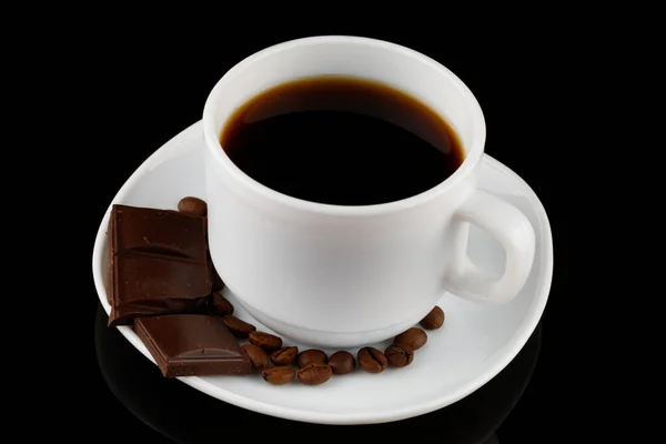 Caffè Una Tazza Pezzi Cioccolato Sfondo Nero — Foto Stock