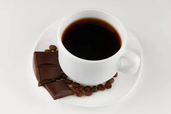 Caffè Una Tazza Pezzi Cioccolato Sfondo Bianco — Foto Stock