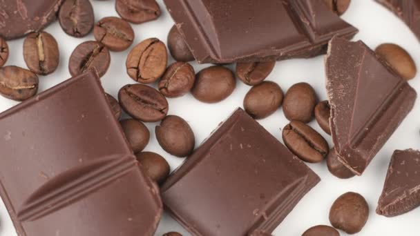 Pezzi Cioccolato Chicchi Caffè Uno Sfondo Isolato Bianco — Video Stock