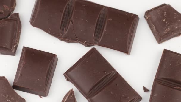 Pedaços Chocolate Escuro Fundo Branco Isolado — Vídeo de Stock