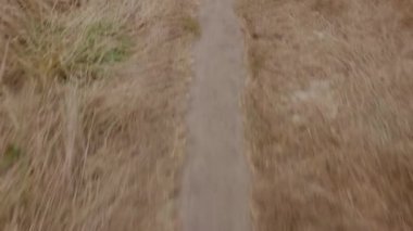 Sarhoş adam yolda yürüyor.