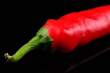 Siyah arkaplanda kırmızı kırmızı kırmızı biber