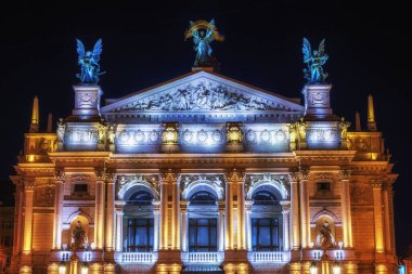 Opera Binası geceleri Lviv şehrinde parlıyor.