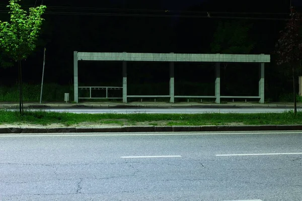 Eine Menschenleere Haltestelle Für Öffentliche Verkehrsmittel Der Nacht — Stockfoto