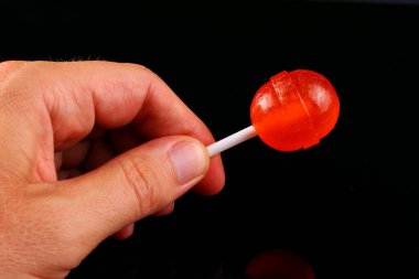 Elindeki çubukta karamel şekeri