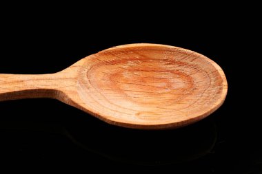 Siyah arka planda tahta kaşık. Yakın plan.