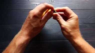 Muz kabuğunu temizliyorum.