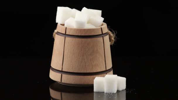 木製の樽の中に白砂糖の多くの作品 — ストック動画