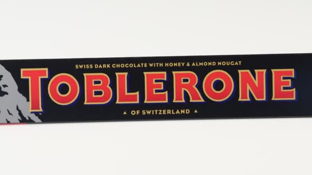 Lviv Ucrania Mayo 2021 Tobleron Suizo Chocolate Negro — Vídeos de Stock