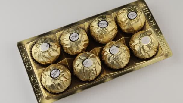 Львов Украина Мая 2021 Года Шоколад Сладости Ferrero Rocher — стоковое видео