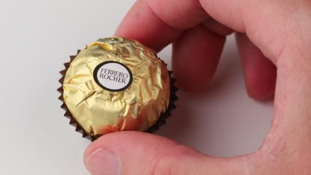 Lviv Ucrânia Maio 2021 Chocolates Doces Ferrero Rocher — Vídeo de Stock