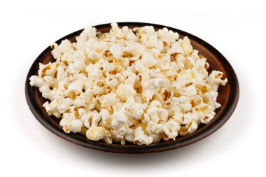 Lezzetli patlamış mısır, yakın plan bir tabakta.