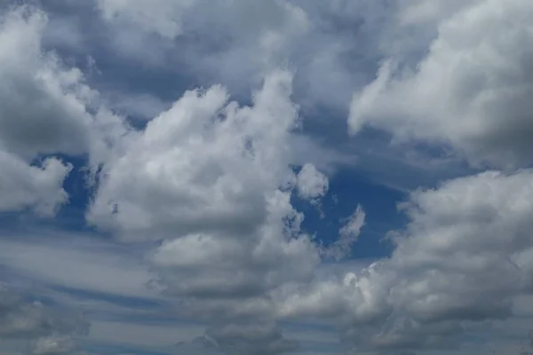 Beyaz Kıvırcık Bulutlu Mavi Gökyüzü — Stok fotoğraf