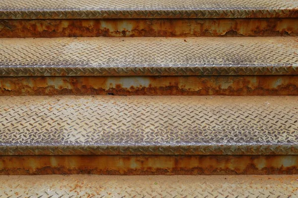 古い錆びた金属製の階段の閉鎖 — ストック写真