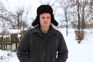 Zavallı genç köylü kışın