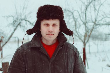 Zavallı genç köylü kışın