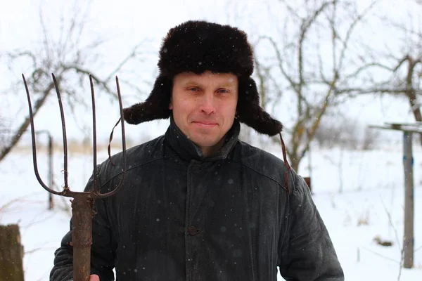 Pauvre Jeune Paysan Hiver Avec Une Fourche — Photo