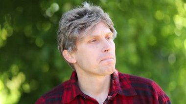 Yakışıklı bir adam üzgün, bekliyor veya düşünüyor..